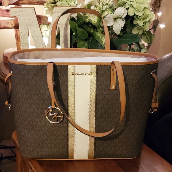 Michael Kors Handbags - Michael Kors Travel Jet Set